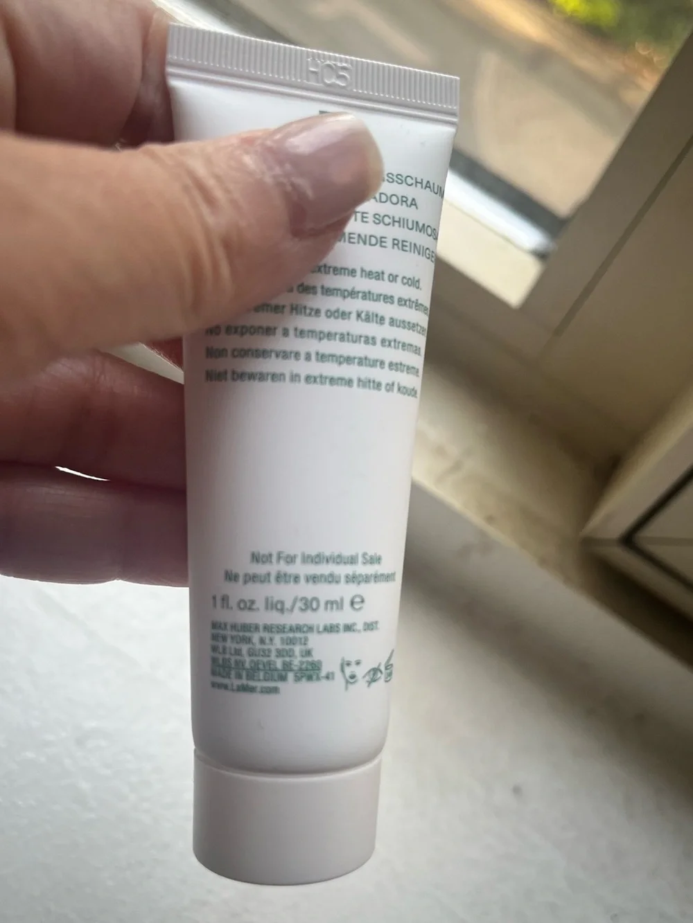 La Mer The Essence Foaming Cleanser — White with Beige Logo